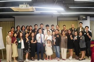 MindXers chụp ảnh nhóm trong một sự kiện của công ty