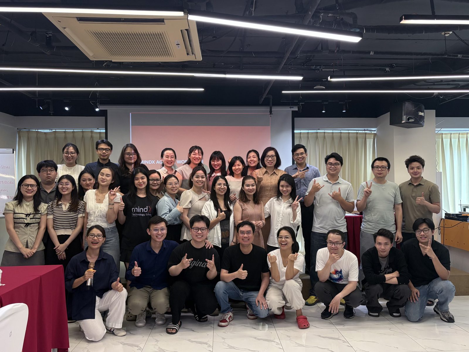Học viên và giảng viên chụp ảnh lưu niệm sau khi kết thúc một buổi đào tạo nội bộ của MindX